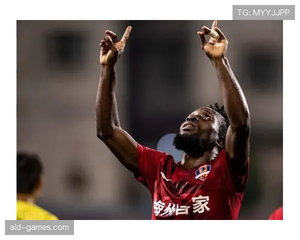 阿尔卡塞尔独特射门技艺引热议，助球队稳扎稳打